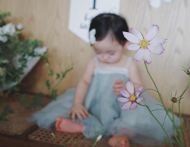 余文乐女儿1岁生日，王棠云晒小初心高清无码照，皮肤白皙超可爱 - 3