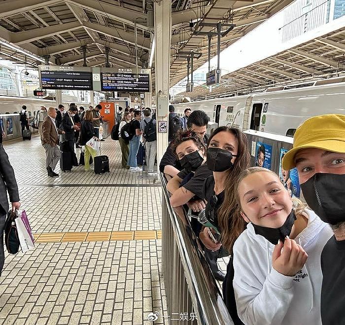 贝克汉姆一家日本度假，乘坐高铁接地气，与艺伎跪着合影超随和 - 12