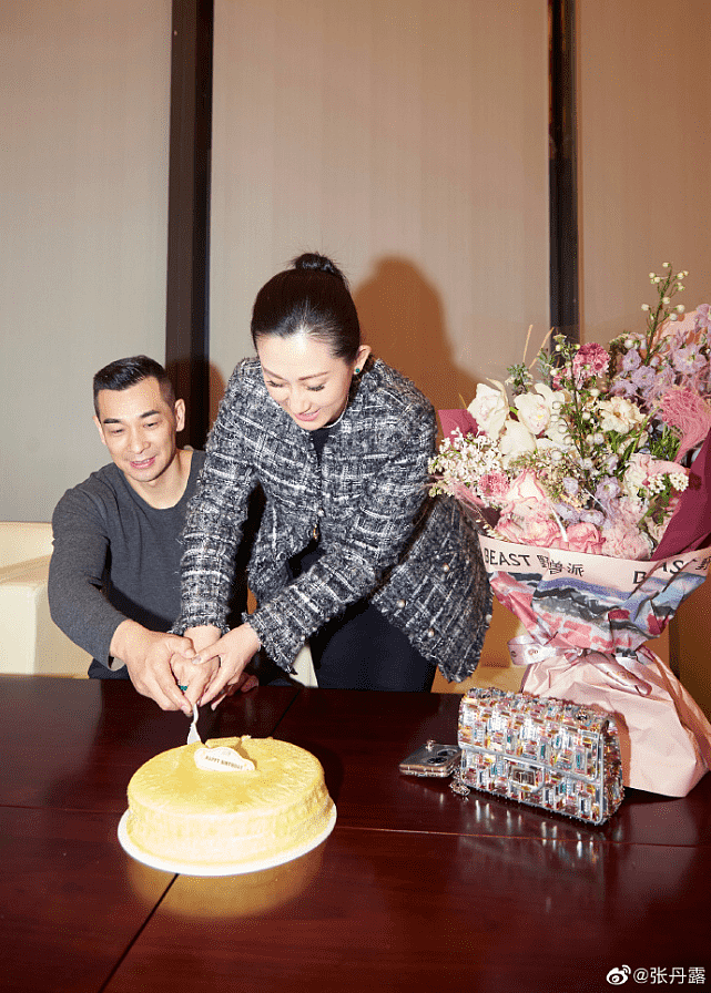 赵文卓妻子43岁生日，儿子头剪成蛋糕状酷，大女儿发长文表白妈妈 - 13