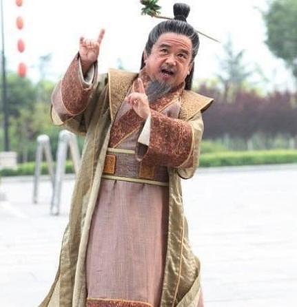 他是中国第一矮星，身高1米28，却娶4任美娇妻，走上人生巅峰 - 9