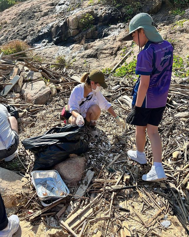 前TVB男艺人黄浩然携妻儿去沙滩捡垃圾 一家四口为保护环境做公益 - 6