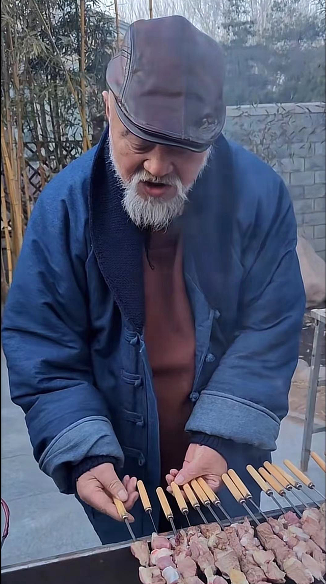 老演员李琦在北京摆摊卖烤串，50元一串忙前忙后，胡子拉碴很神气 - 3