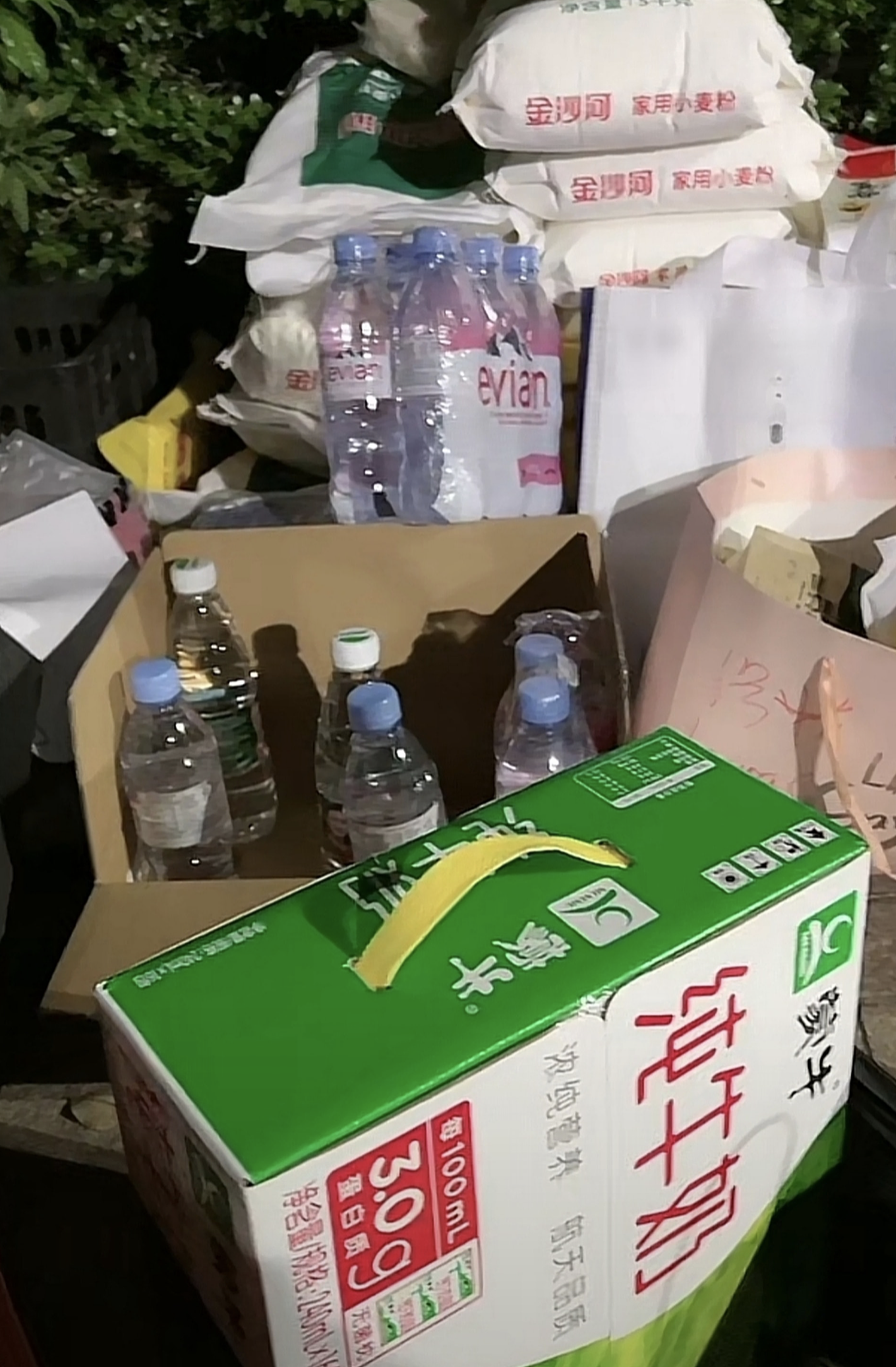陈浩民妻子亲自筹集物资，免费发放给上海市民，懒理遭质疑在作秀 - 5