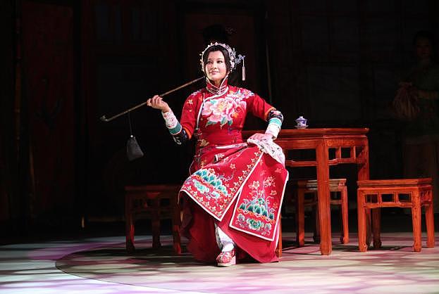 刘晓庆登台再演武则天，穿红戴绿满身珠翠显富态，连演两场体力好 - 5