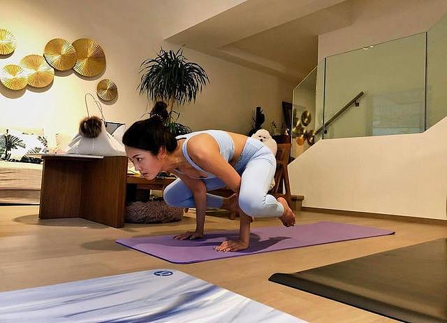 35岁港姐陈庭欣做瑜伽，腰间被勒出一圈肉，与富豪男友已交往4年 - 5