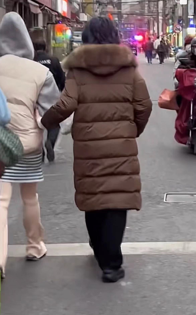55岁江珊在上海小巷被偶遇，打扮朴素显发福，被指太路人快认不出 - 2