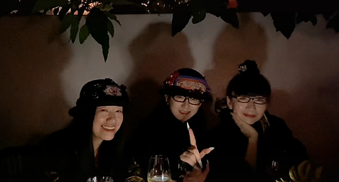 杨丽萍与俩妹妹聚会，三朵金花一个比一个美，气场最强还数姐姐 - 1