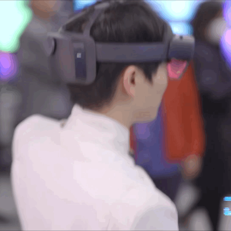 周深戴VR眼镜太可爱了，小心翼翼的探索，手指头“指指点点”…… - 7