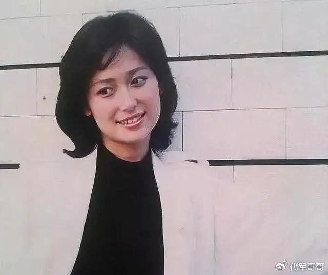 她31岁因《情满珠江》爆红，离婚后父亲去世，如今60岁二婚很幸福 - 1