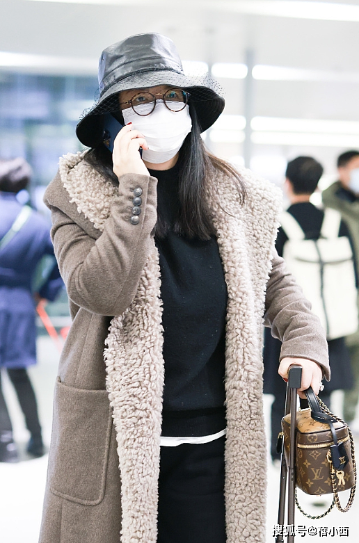 “李湘”离婚后更年轻时髦，穿毛绒大衣富态十足，不扮嫩、不老气 - 4