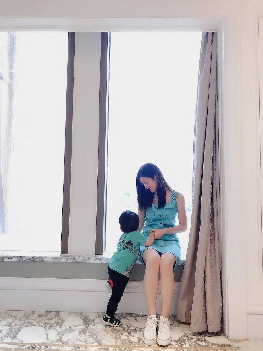 陈妍希带4岁儿子逛书店，小星星穿赛车服好可爱，身高已到妈妈腰部 - 19