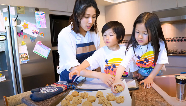 钟嘉欣挺着第三胎孕肚与子女下厨 一对子女穿姐弟装一起烘焙很有爱 - 8