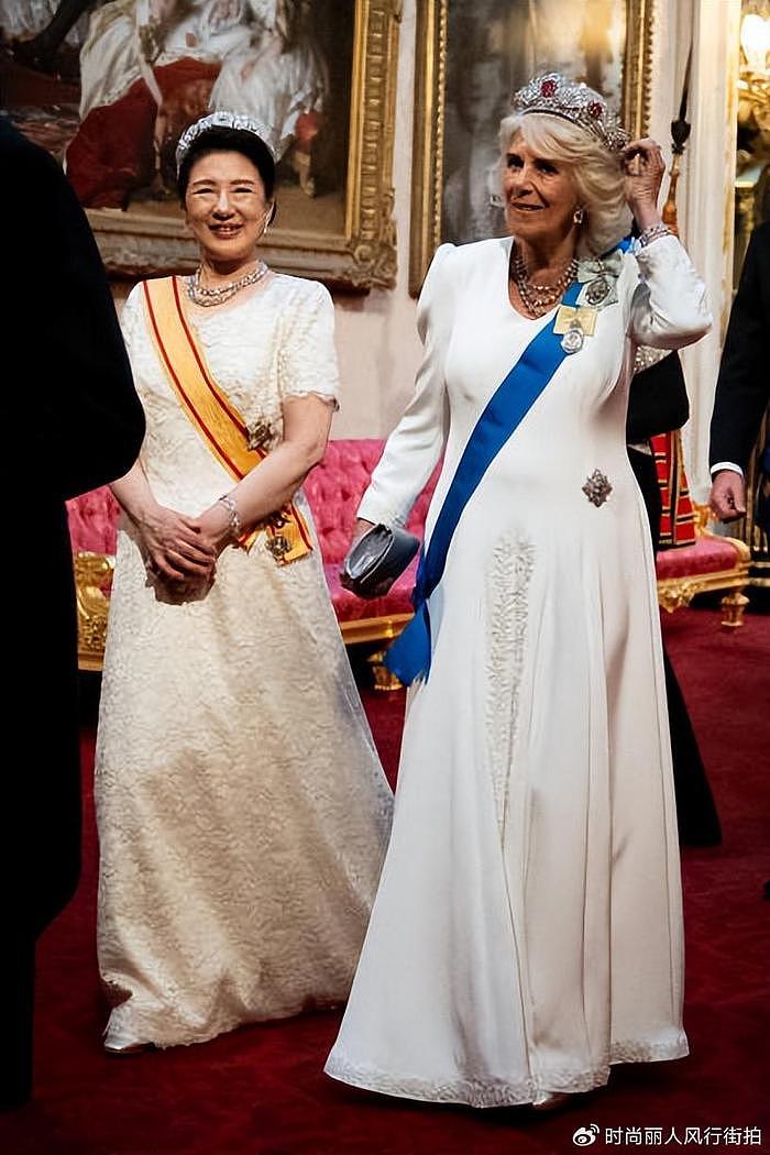 雅子皇后在英国国宴放大招！穿白裙戴钻石皇冠好美，卡米拉也不输 - 2