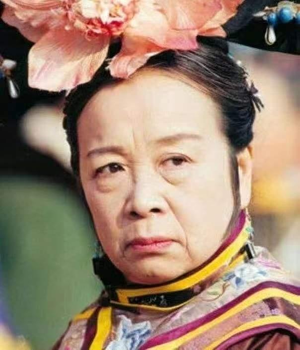 86岁“容嬷嬷”李明启逛菜市场，买猫食喂流浪猫，打扮简朴接地气 - 7