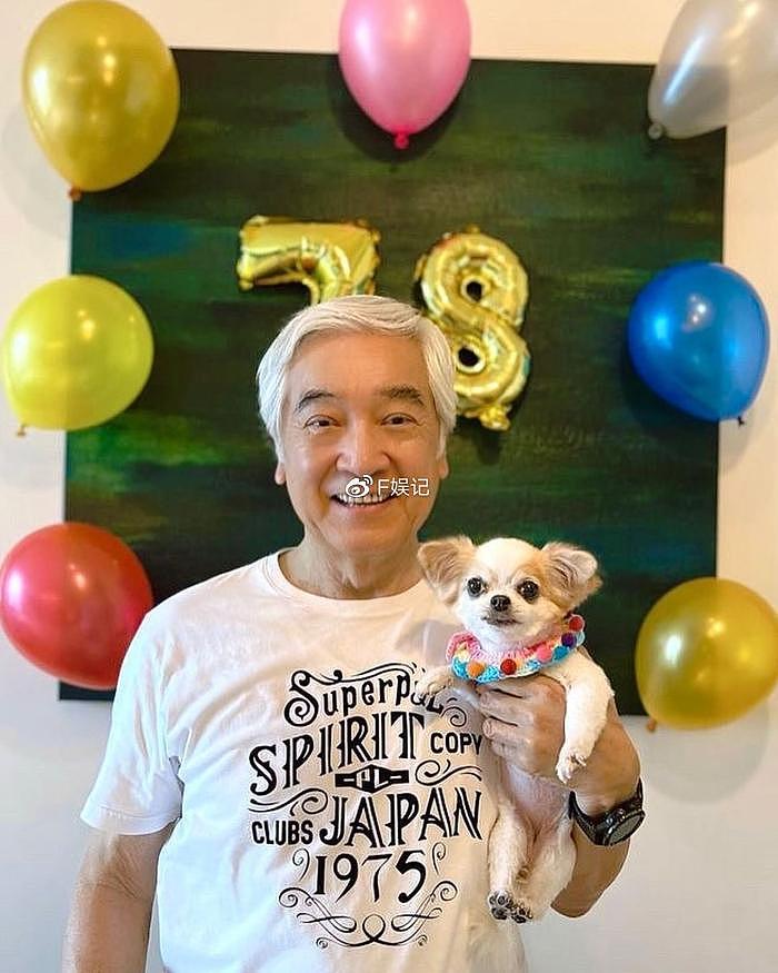 姜丽文分享爸爸秦沛近照庆祝其78岁生日 一头白发但精神很好 - 3