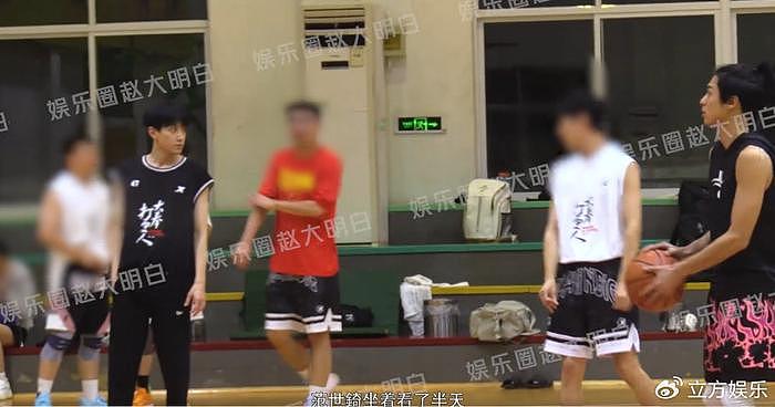 王鹤棣与范世錡打篮球 狂做引体向上高抬腿热身 - 8