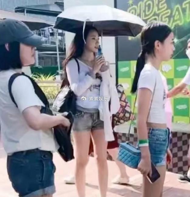 小S女儿这是穿的啥？走在街上不尴尬吗？ - 17