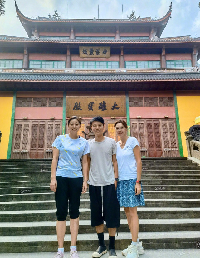 李克勤夫妇在杭州搭小船游湖晒恩爱合影 还和世界冠军打羽毛球 - 4