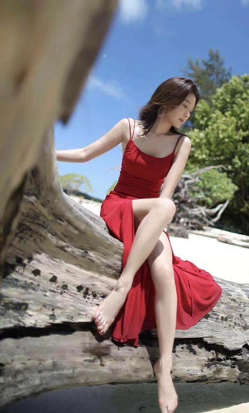 秦岚的“奶白腿”火了！一袭吊带红裙现海边好美，嫩得像个水蜜桃 - 2