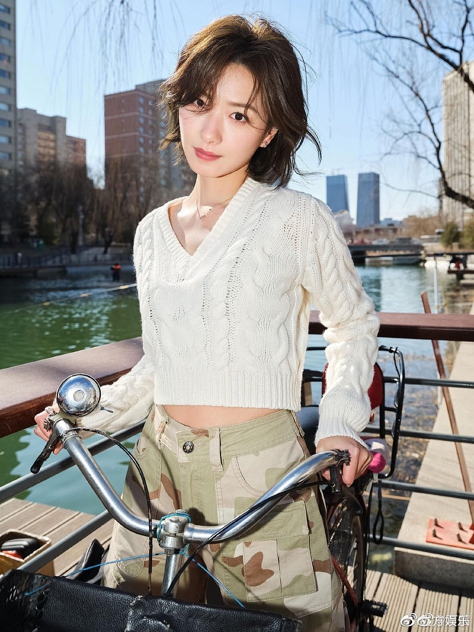 万茜在北京的春天里遛风 河边玩滑板骑车好惬意 - 3