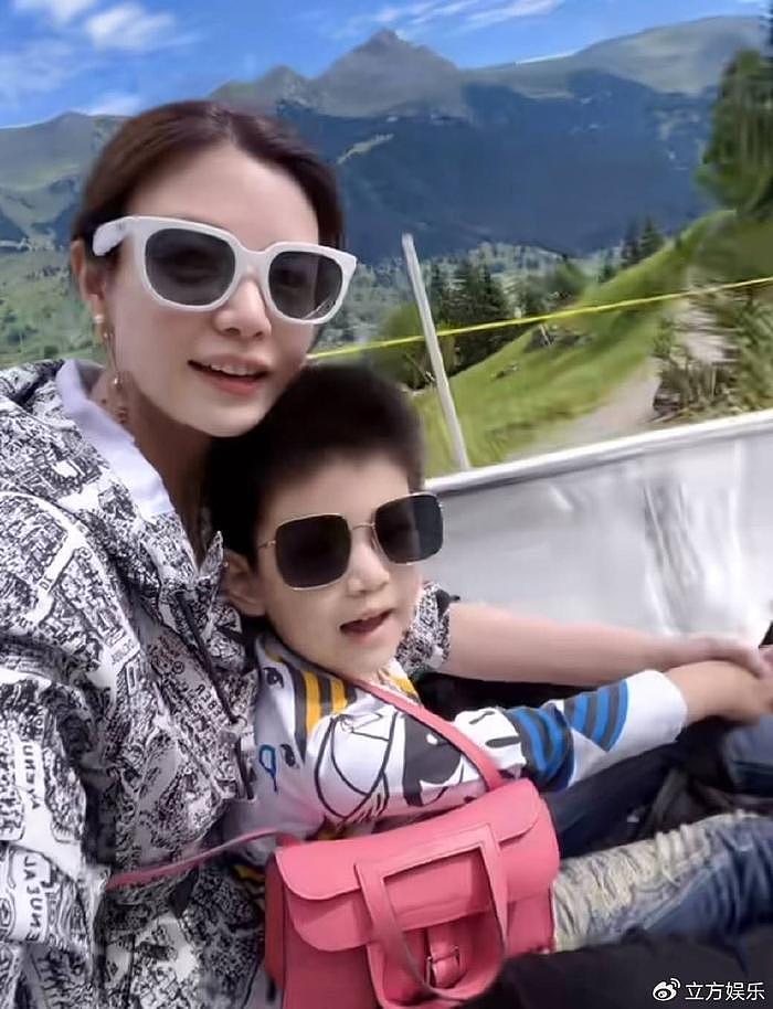 陈妍希带儿子瑞士度假 靠在小星星头顶露出甜美梨涡 - 5