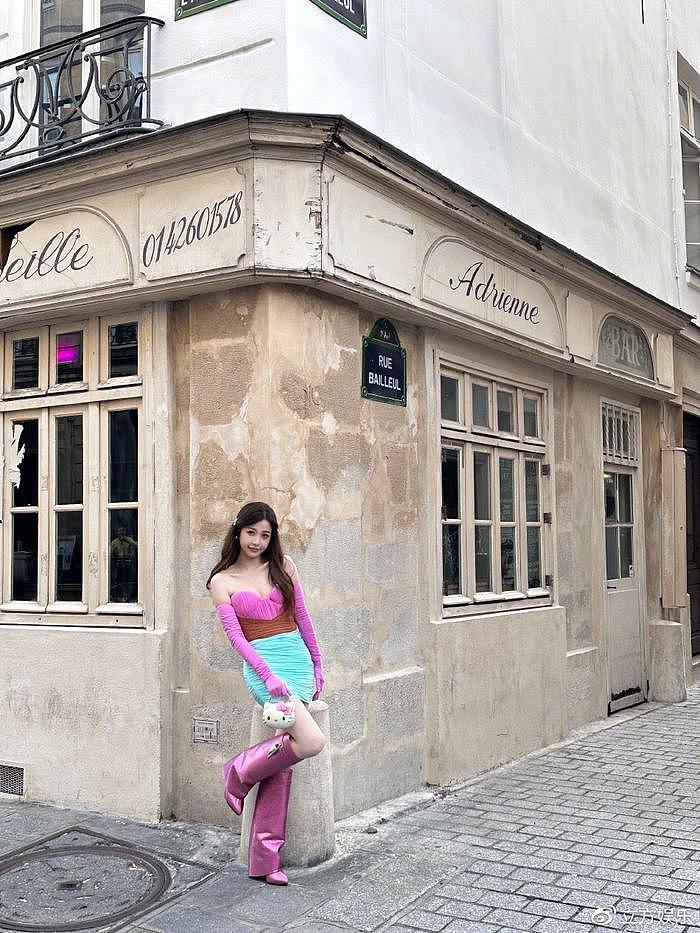 虞书欣分享法国街头随拍 粉蓝马卡龙色穿搭元气有活力 - 1