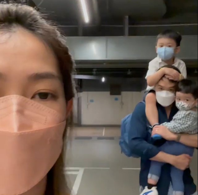TVB艺人夫妻一家四口逛街 陈智燊当超能爸爸同时抱两个儿子走路 - 3