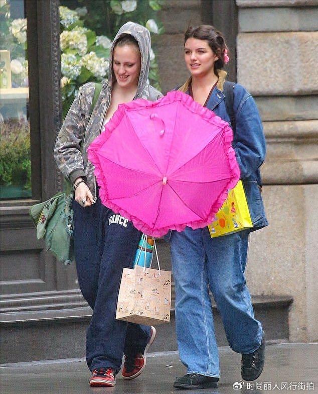 阿汤哥18岁女儿和闺蜜出街！撑着小粉伞头上戴粉花，衣品很一般啊 - 1