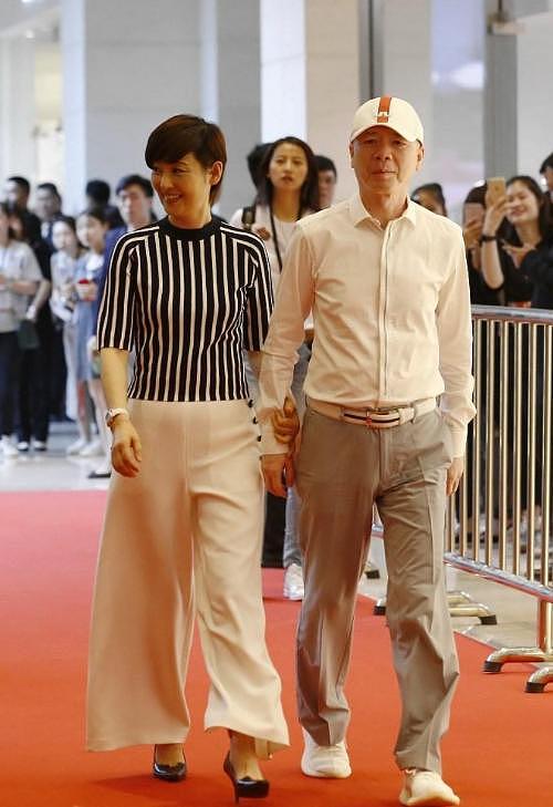 徐帆与冯小刚亮相，带火了一种高级穿法：条纹衫+阔腿裤，好洋气 - 4
