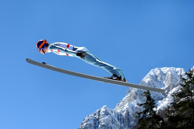 利用空气动力学和物理学概念，跳台滑雪运动员可以在至少一段时间内克服重力。