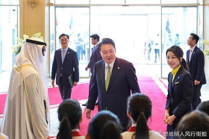 阿联酋总统访韩！韩国第一夫人又把人美到，穿套装扎着马尾太嫩了 - 2