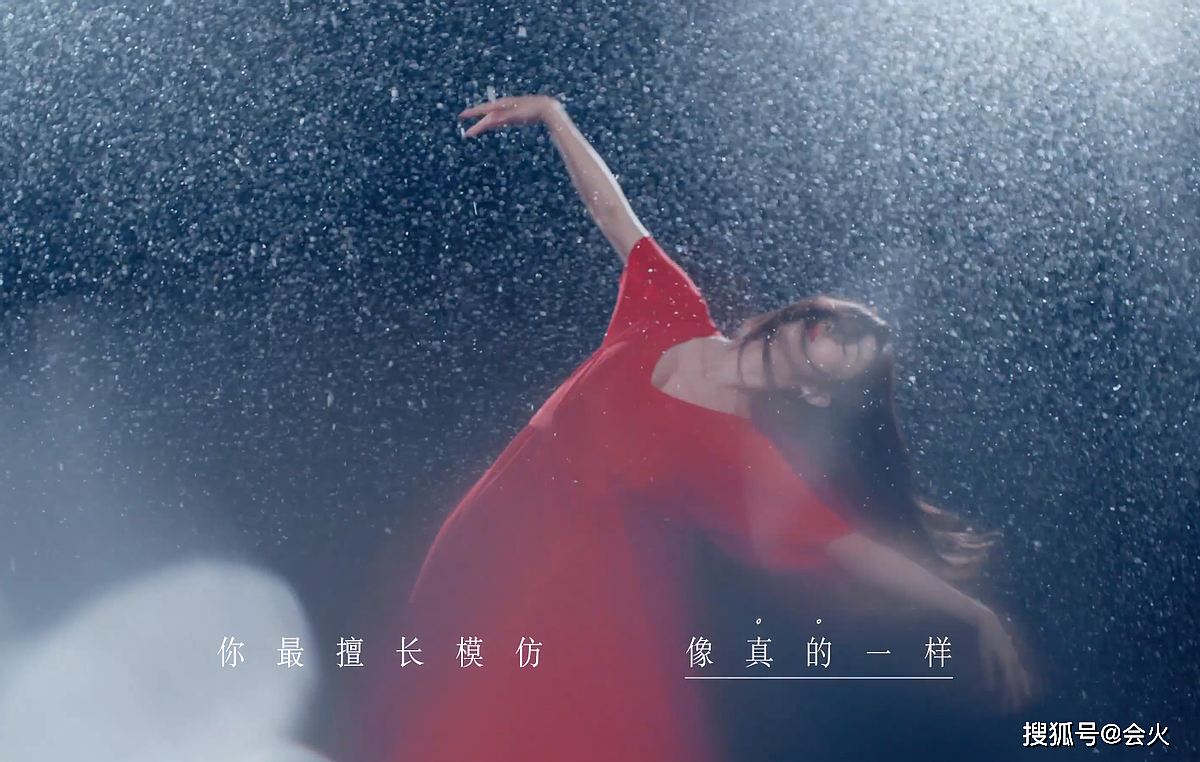 佟丽娅参演张杰新歌MV，雪中光脚跳舞灵动唯美，与张杰甜蜜相拥 - 1