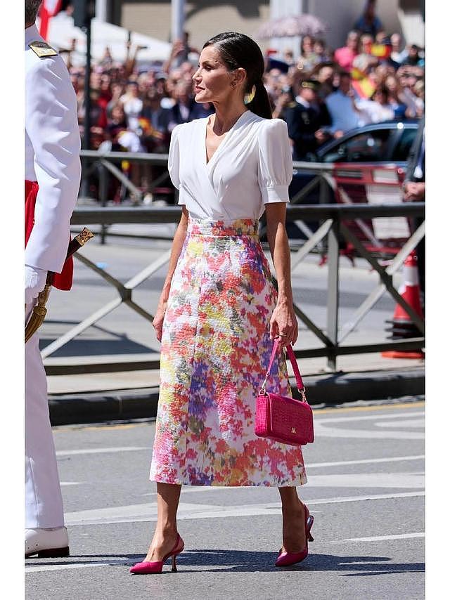 51岁西班牙王后是最会穿白衬衫的女人，配九分裤、半身裙时髦洋气 - 8
