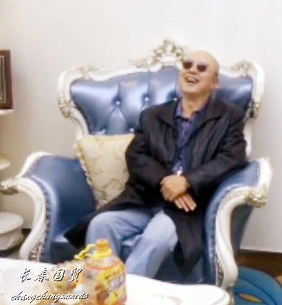 63岁“唐僧”徐少华近照曝光，室内戴墨镜被指耍酷 - 2