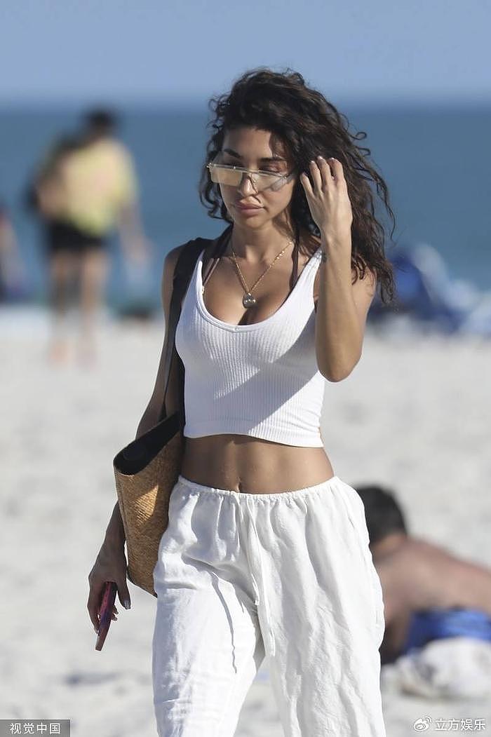 香堤儿·杰佛瑞斯现身海滩度假 穿白色背心性感时尚 - 1