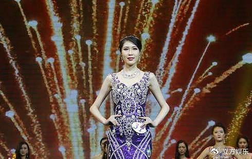环球小姐中国区总冠军姜斯琛 亮相好莱坞圣诞游行 - 5