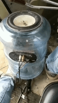 搞笑GIF趣图:用矿泉水桶做的低音炮，效果动感十足！ - 1
