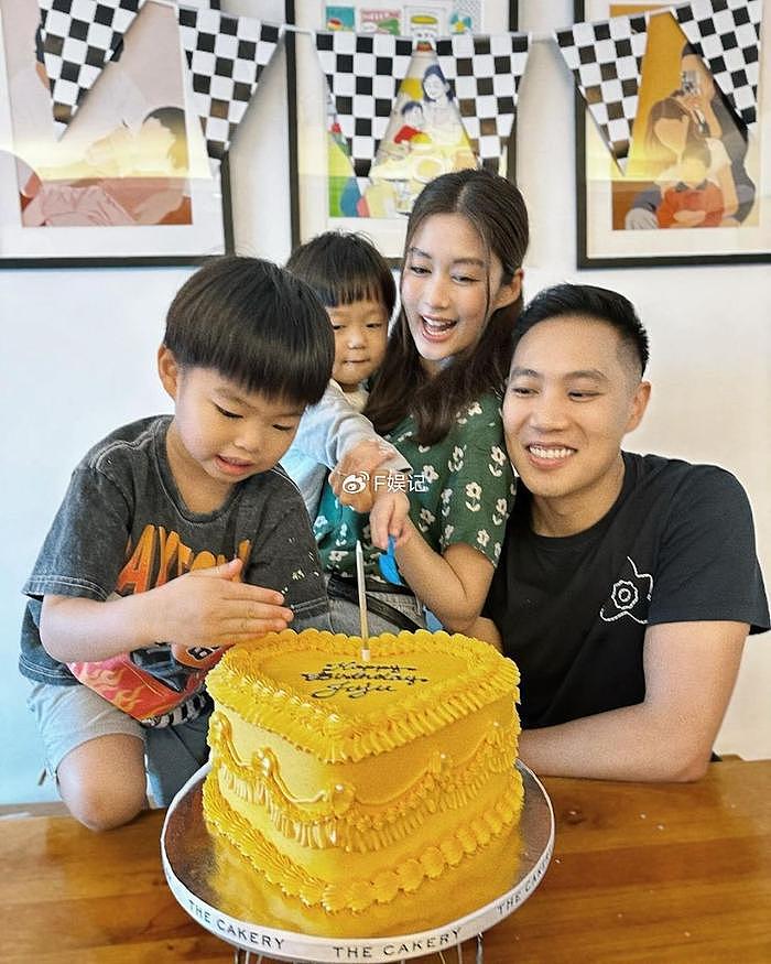 岑丽香一家人开心为小儿子庆祝3岁生日 一对儿子样貌像饼印 - 4