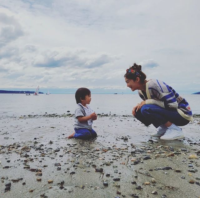 前TVB花旦岑丽香带小儿子去海边玩耍 夫妻俩首次一起专注小儿子 - 4