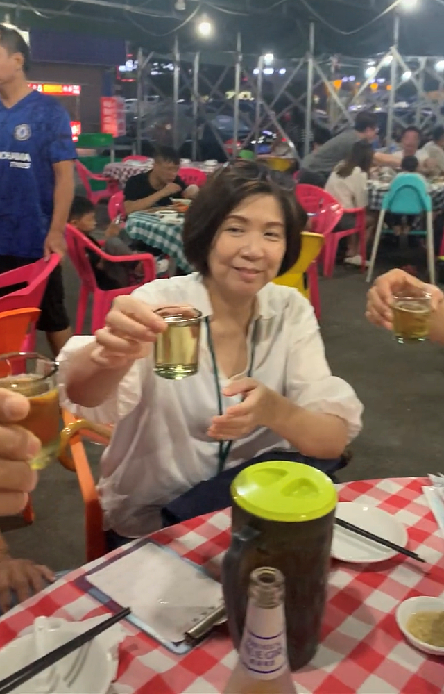 66岁TVB戏骨王俊棠内地庆生，喝啤酒吃大排档，空姐妻子白皙优雅 - 7