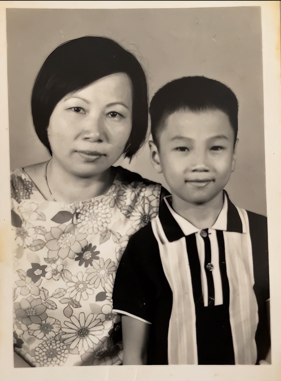 母亲节众星晒童年合照：杨紫小圆脸，包文婧像男生，贾乃亮变化大 - 22