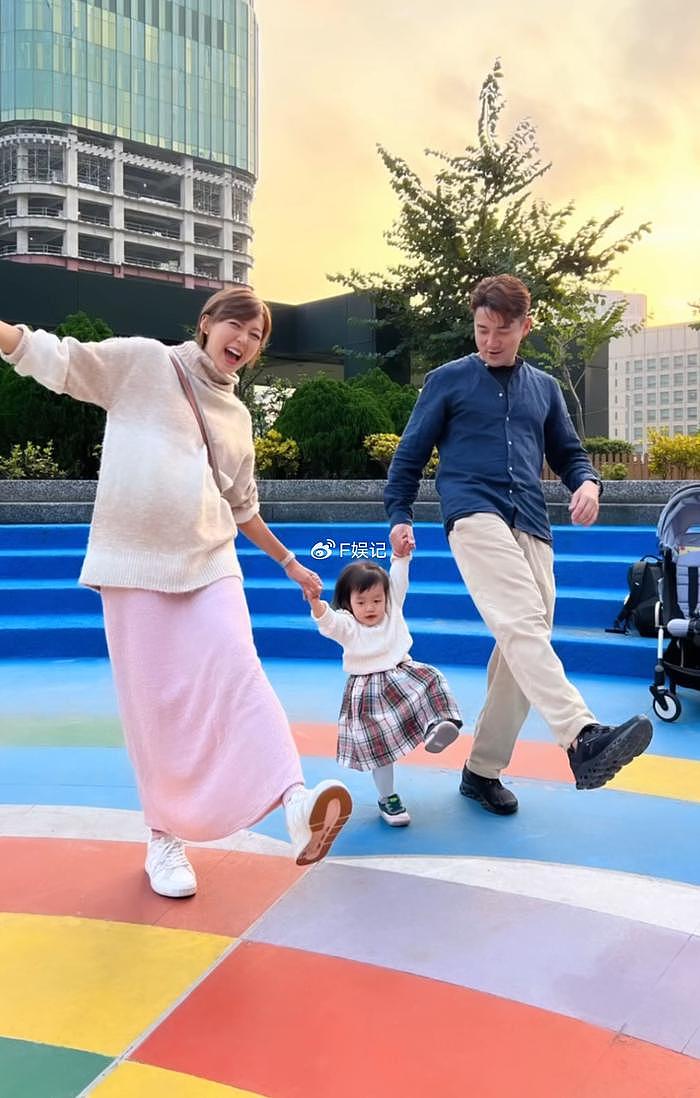 洪永城夫妇带女儿为妈妈庆祝70岁生日 太太挺孕肚在当地开心旅游 - 5