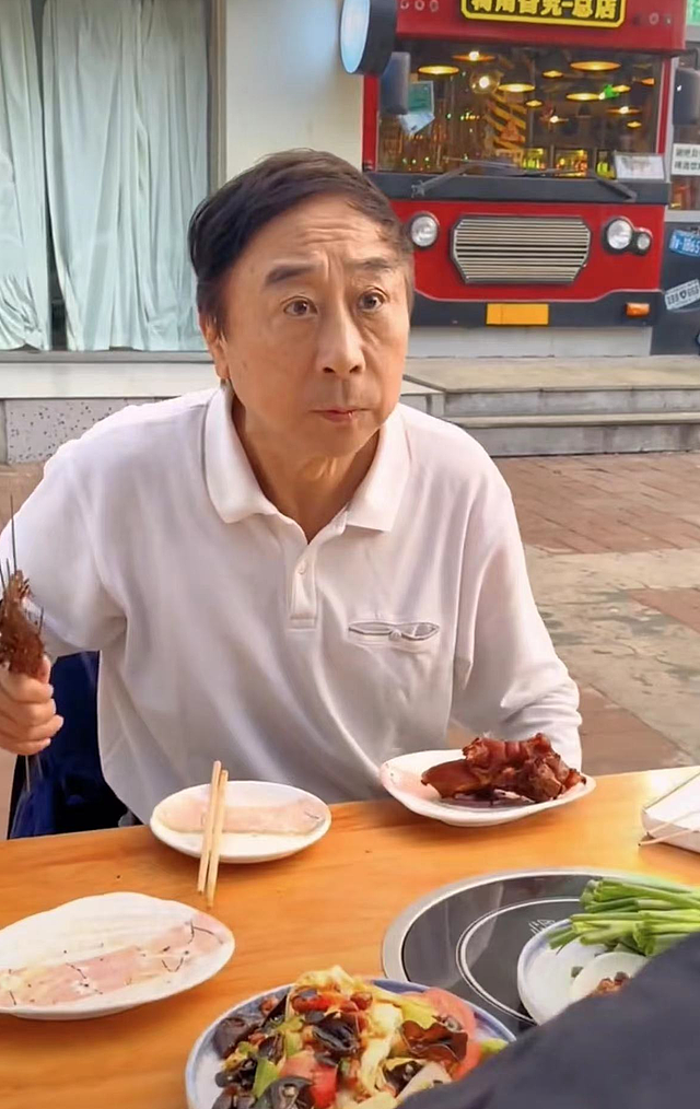 64岁冯巩坐垃圾桶旁吃路边摊，大口咬烤蚂蚱无人认出，老来瘦明显 - 5
