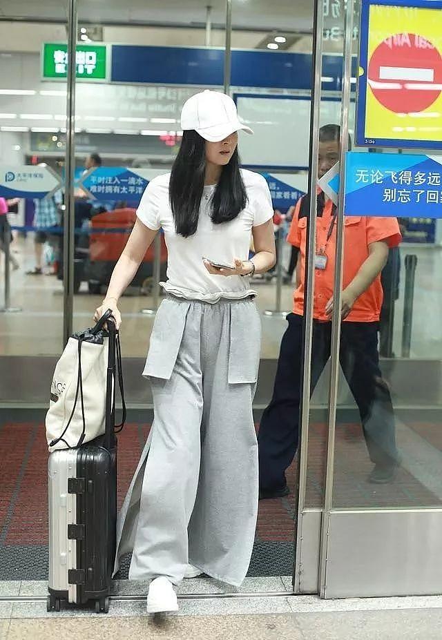 王艳一身低打扮走机场，T恤+牛仔裤+棒球帽，晴格格纯素颜太美 - 10