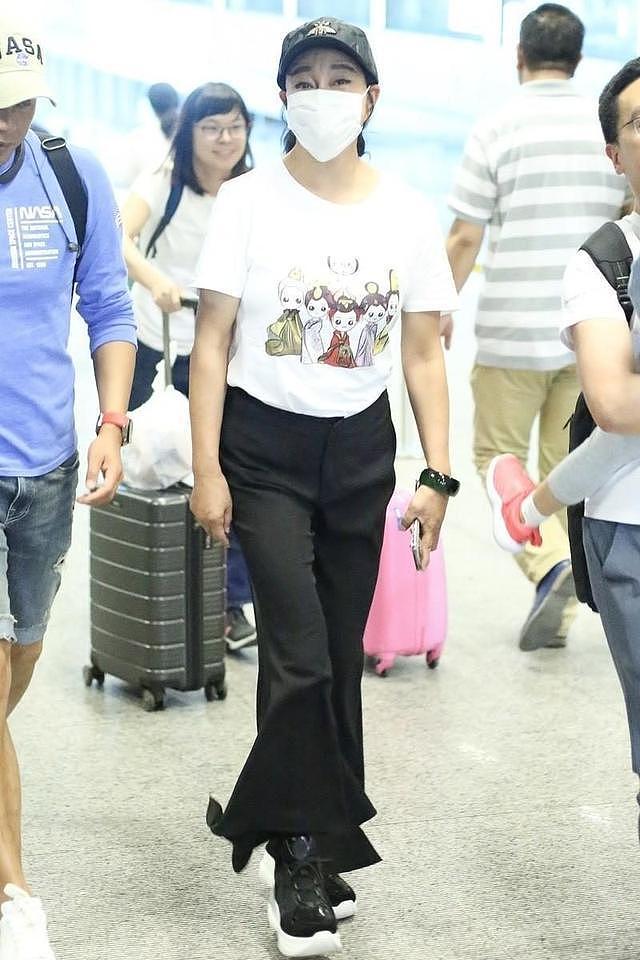 刘晓庆带火了“小黑裤”穿搭，配T恤、衬衫、运动鞋，洋气又减龄 - 2