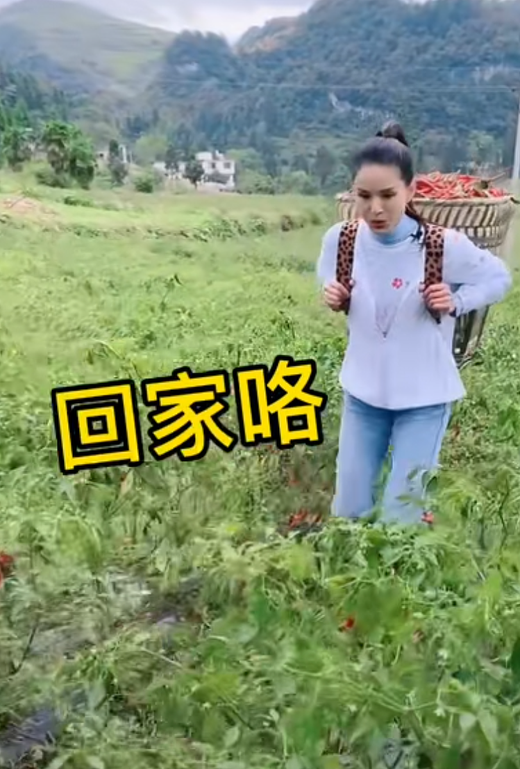 55岁李若彤自侃变村姑，亲自下地干活帮赶牛，筷子腿纤细无比 - 4