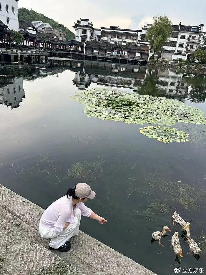 黄奕晒女儿探班照 母女罕见同框长相神似 - 1