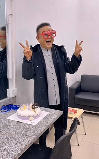 王刚央视后台庆73岁生日，戴着眼镜像老小孩，还因像素向网友道歉 - 3