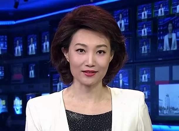 43岁央视美女李梓萌，戴了13年假发主持，头套摘下惊艳的认不出！ - 2