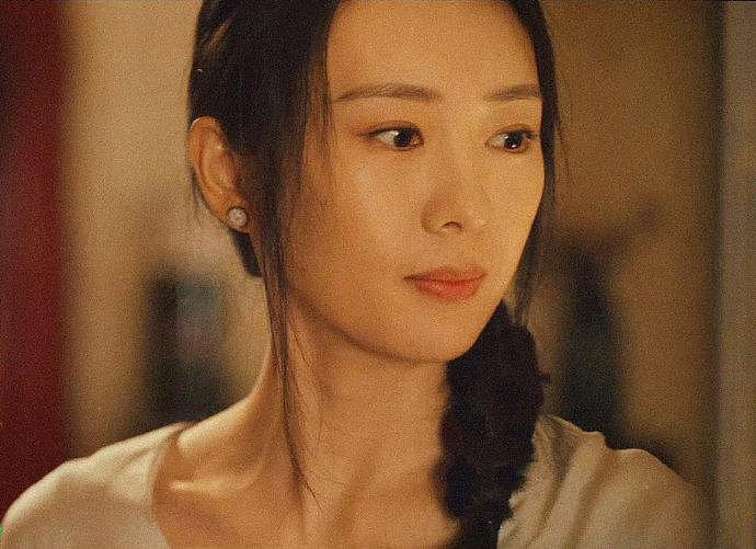 《微暗之火》中，童瑶饰演的南雅没有什么艳丽的衣服，精致的妆容… - 6